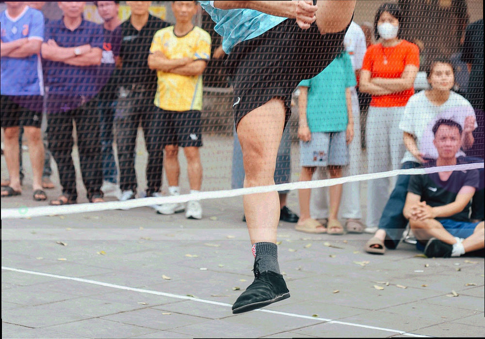 三组几何图形分别代表内容编辑、技术支持与客户服务，以青瓷绿、深墨蓝与朱砂红区分